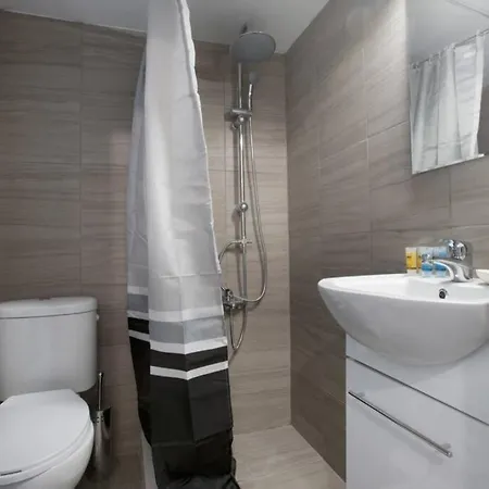 Kolonos, A Renovated 公寓 *